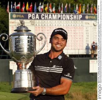 Jason Day, of Australia, holds the Wannamaker trophy after shooting a 20-under-par 268 to win the 97th PGA Golf Herren Championship at Whistling Straits on August 16, 2015 in Kohler, Wisconsin.  FPX2015081613 FRANKxPOLICH