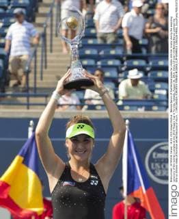 Belinda Bencic of Switzerland poses for photos with her trophy during the awarding ceremony of the women s singles at the 2015 Rogers Cup in Toronto, Canada, August 16, 2015. Swiss 18-year-old Belinda Bencic claimed the title as Simona Halep of Romania retired because of injury. ) (SP)CANADA-TORONTO-TENNIS-ROGERS CUP-WOMEN S SINGLES-FINAL ZouxZheng 