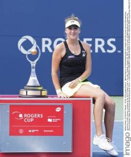 Belinda Bencic of Switzerland poses for photos with her trophy during the awarding ceremony of the women s singles at the 2015 Rogers Cup in Toronto, Canada, August 16, 2015. Swiss 18-year-old Belinda Bencic claimed the title as Simona Halep of Romania retired because of injury. ) (SP)CANADA-TORONTO-TENNIS-ROGERS CUP-WOMEN S SINGLES-FINAL ZouxZheng 