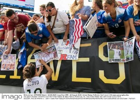 16 August 2015: United States Midfielder Carli Lloyd (10) signs autographs after the game between Costa Rica and the United States at Heinz Field in Pittsburgh, Pa. The United States won with a final score of 8-0. SOCCER: AUG 16 Women s - USA v Costa Rica Icon1508166635 EDITORIAL USE ONLY