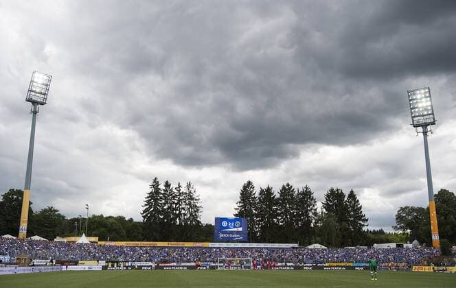 Fußball, Stadiongeschichte SV Darmstadt 98 dunkle Wolken ueber dem Boellenfalltor Stadion, Spielszene, Aktion, Allgemein, Feature, Randmotiv, Uebersicht, Fussball 1. Bundesliga, 1. Spieltag, SV Darmstadt 98 (DA) - Hannover 96 (H) 2:2, am 15.08.2015 in Darmstadt Deutschland.