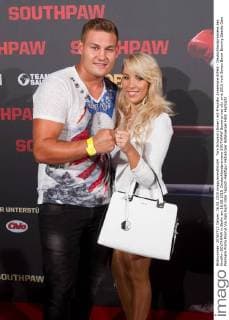 Tom Schwarz (Boxer) mit Freundin Annemarie Eilfeld - Deutschlandpremiere des Kinofilm SOUTHPAW in Berlin am 16.08.2015. Deutschlandpremiere SOUTHPAW