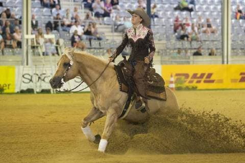 Doppel Junioren Europameisterin Gina Maria SCHUMACHER, Aktion, Einzelaktion, Stopp aus vollem Galopp. Die Tochter von Corinna und Michael Schumacher, praesentiert vor dem Wettbewerb die Pruefung. In Westeinkleidung mit Cowboy-Hut. Reining, R1, Teamwertung, am 14.08.2015 FEI Europameisterschaften 2015 in Aachen Deutschland vom 11.08. - 23.08.2015. Â