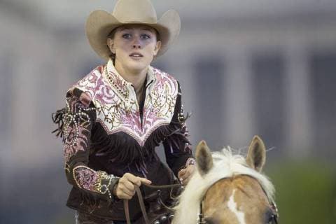Doppel Junioren Europameisterin Gina Maria SCHUMACHER, Aktion, Einzelaktion. Die Tochter von Corinna und Michael Schumacher, praesentiert vor dem Wettbewerb die Pruefung. In Westeinkleidung mit Cowboy-Hut. Portrait Portraet Porträt, Halbfigur. Reining, R1, Teamwertung, am 14.08.2015 FEI Europameisterschaften 2015 in Aachen Deutschland vom 11.08. - 23.08.2015. Â