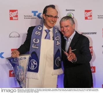 Comedian Matze Knop kam als Schalke-Boss Clemens Tönnies verkleidet und Rüdiger Kowalke Fischereihafen Restaurant Verleihung des Sport BILD-Award 2015 in der Fischauktionshalle im Hamburg Hamburg 17. 08. 2015 Hamburg