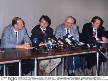 Pressekonferenz zum Zusammenschluss der beiden Deutschen Fussballverbaende: DFV und DFB am 19.7.1990 in Frankfurt Main. V.l: DFV-Praesident Dr. Hans-Georg Moldenhauer, DFB-Pressechef Wolfgang Niersbach, DFB-Präsident Dr. Hermann Neuberger und Dr. Gerhard Mayer-Vorfelder. HM