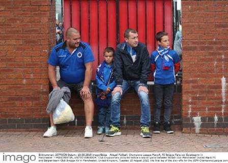Aktuell Fußball, Champions League Playoff, FC Brügge Fans vor Spielbeginn in Manchester - MANCHESTER, UNITED KINGDOM: Club s supporters pictured before a soccer game between British club Manchester United ManU FC and Belgian team Club Brugge KV in Manchester, United Kingdom, Tuesday 18 August 2015, the first leg of the play-offs for the UEFA Champions League competition. BRUNOxFAHY  x04682667x