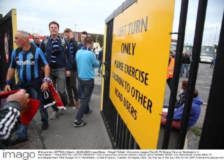 Aktuell Fußball, Champions League Playoff, FC Brügge Fans vor Spielbeginn in Manchester - MANCHESTER, UNITED KINGDOM: Club s supporters pictured before a soccer game between British club Manchester United ManU FC and Belgian team Club Brugge KV in Manchester, United Kingdom, Tuesday 18 August 2015, the first leg of the play-offs for the UEFA Champions League competition. BRUNOxFAHY  x04682669x