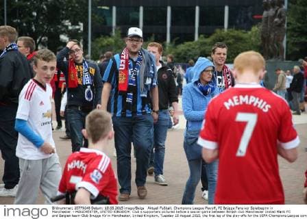 Aktuell Fußball, Champions League Playoff, FC Brügge Fans vor Spielbeginn in Manchester - MANCHESTER, UNITED KINGDOM: Club s supporters pictured before a soccer game between British club Manchester United ManU FC and Belgian team Club Brugge KV in Manchester, United Kingdom, Tuesday 18 August 2015, the first leg of the play-offs for the UEFA Champions League competition. BRUNOxFAHY  x04682666x