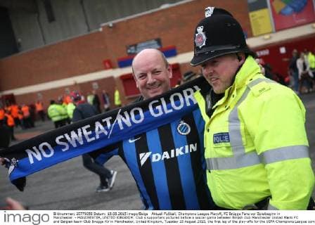Aktuell Fußball, Champions League Playoff, FC Brügge Fans vor Spielbeginn in Manchester - MANCHESTER, UNITED KINGDOM: Club s supporters pictured before a soccer game between British club Manchester United ManU FC and Belgian team Club Brugge KV in Manchester, United Kingdom, Tuesday 18 August 2015, the first leg of the play-offs for the UEFA Champions League competition. BRUNOxFAHY  x04682674x