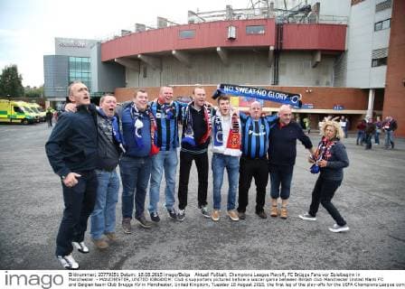 Aktuell Fußball, Champions League Playoff, FC Brügge Fans vor Spielbeginn in Manchester - MANCHESTER, UNITED KINGDOM: Club s supporters pictured before a soccer game between British club Manchester United ManU FC and Belgian team Club Brugge KV in Manchester, United Kingdom, Tuesday 18 August 2015, the first leg of the play-offs for the UEFA Champions League competition. BRUNOxFAHY  x04682675x