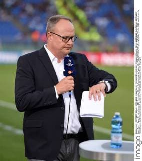 Fussball International Champions League Saison 2015 2016 Qualifikation 18.08.2015 Lazio Rom - Bayer 04 Leverkusen ZDF Moderator Oliver Welke schaut auf seine Uhr 