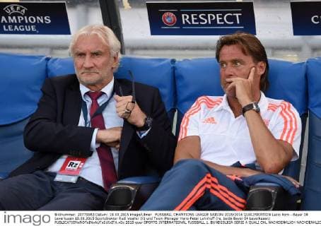FUSSBALL CHAMPIONS LEAGUE SAISON 2015 2016 QUALIFIKATION Lazio Rom - Bayer 04 Leverkusen 18.08.2015 Sportdirektor Rudi Voeller (li) und Team-Manager Hans-Peter Lehnhoff (re, beide Bayer 04 Leverkusen) 