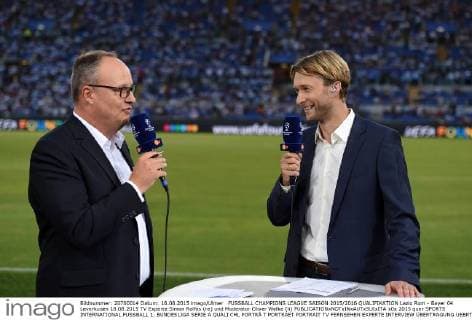 FUSSBALL CHAMPIONS LEAGUE SAISON 2015 2016 QUALIFIKATION Lazio Rom - Bayer 04 Leverkusen 18.08.2015 TV Experte Simon Rolfes (re) und Moderator Oliver Welke (li) 