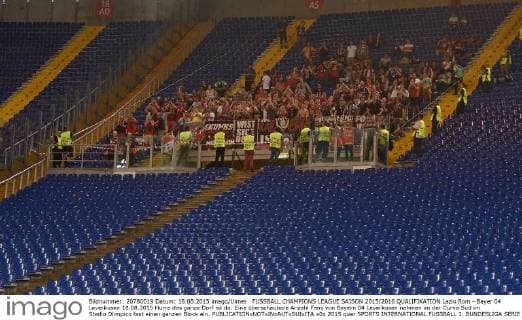 FUSSBALL CHAMPIONS LEAGUE SAISON 2015 2016 QUALIFIKATION Lazio Rom - Bayer 04 Leverkusen 18.08.2015 Hurra das ganze Dorf ist da: Eine überschaubare Anzahl Fans von Bayern 04 Leverkusen nehmen im der Curva Sud im Stadio Olimpico fast einen ganzen Block ein. 