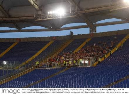 FUSSBALL CHAMPIONS LEAGUE SAISON 2015 2016 QUALIFIKATION Lazio Rom - Bayer 04 Leverkusen 18.08.2015 Hurra das ganze Dorf ist da: Eine überschaubare Anzahl Fans von Bayern 04 Leverkusen nehmen im der Curva Sud im Stadio Olimpico fast einen ganzen Block ein. 