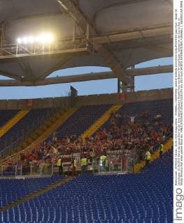 FUSSBALL CHAMPIONS LEAGUE SAISON 2015 2016 QUALIFIKATION Lazio Rom - Bayer 04 Leverkusen 18.08.2015 Hurra das ganze Dorf ist da: Eine überschaubare Anzahl Fans von Bayern 04 Leverkusen nehmen im der Curva Sud im Stadio Olimpico fast einen ganzen Block ein. 
