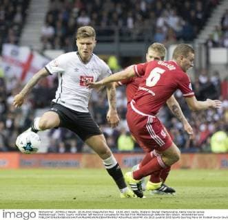 18.08.2015. Derby, England. Skybet Championship. Derby County versus Middlesbrough. Derby County midfielder Jeff Hendrick competes for the ball from Middlesbrough defender Ben Gibson. xRolandxHarrisonx  ActionPlus11650749