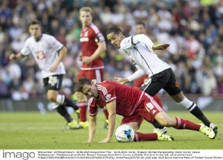 18.08.2015. Derby, England. Skybet Championship. Derby County versus Middlesbrough. Middlesbrough midfielder Stewart Downing beats Derby County midfielder Tom Ince for the ball. xRolandxHarrisonx  ActionPlus11650753