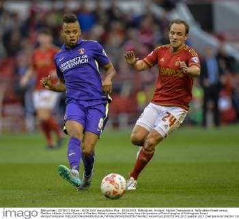 18.08.2015. Nottingham, England. Skybet Championship. Nottingham Forest versus Charlton Athletic. Jordan Cousins of Charlton Athletic passes the ball away from the pressure of David Vaughan of Nottingham Forest. xAndyxThompsonx  ActionPlus11650758