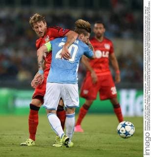 FUSSBALL CHAMPIONS LEAGUE SAISON 2015 2016 QUALIFIKATION Lazio Rom - Bayer 04 Leverkusen 18.08.2015 Stefan Kiessling (li, Bayer 04 Leverkusen) gegen Lucas Biglia (re, Lazio Rom) 