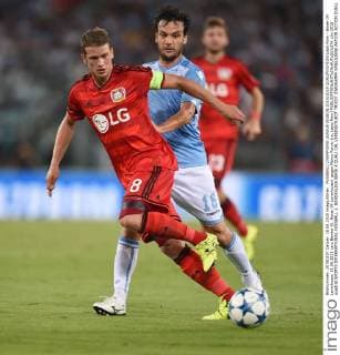 FUSSBALL CHAMPIONS LEAGUE SAISON 2015 2016 QUALIFIKATION Lazio Rom - Bayer 04 Leverkusen 18.08.2015 Lars Bender (li, Bayer 04 Leverkusen) gegen Marco Parolo (re, Lazio Rom) 