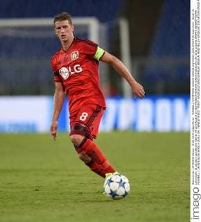 FUSSBALL CHAMPIONS LEAGUE SAISON 2015 2016 QUALIFIKATION Lazio Rom - Bayer 04 Leverkusen 18.08.2015 Lars Bender (Bayer 04 Leverkusen) am Ball 