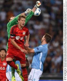 FUSSBALL CHAMPIONS LEAGUE SAISON 2015 2016 QUALIFIKATION Lazio Rom - Bayer 04 Leverkusen 18.08.2015 Torwart Etrit Berisha (li) und Stefan de Vrij (re, beide Lazio Rom) gegen Stefan Kiessling (Mitte, Bayer 04 Leverkusen) 