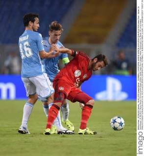 FUSSBALL CHAMPIONS LEAGUE SAISON 2015 2016 QUALIFIKATION Lazio Rom - Bayer 04 Leverkusen 18.08.2015 Marco Parolo (li) und Lucas Biglia (Mitte, beide Lazio Rom) gegen Hakan Calhanoglu (re, Bayer 04 Leverkusen) 