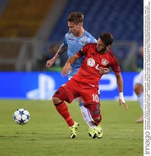 FUSSBALL CHAMPIONS LEAGUE SAISON 2015 2016 QUALIFIKATION Lazio Rom - Bayer 04 Leverkusen 18.08.2015 Lucas Biglia (li, Lazio Rom) gegen Hakan Calhanoglu (re, Bayer 04 Leverkusen) 