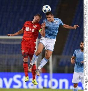 FUSSBALL CHAMPIONS LEAGUE SAISON 2015 2016 QUALIFIKATION Lazio Rom - Bayer 04 Leverkusen 18.08.2015 Lars Bender (li, Bayer 04 Leverkusen) gegen Miroslav Klose (re, Lazio Rom) 