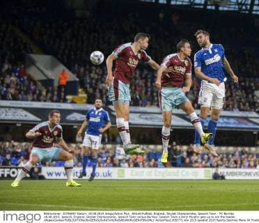 Aktuell FuÃŸball, England, Skybet Championship, Ipswich Town - FC Burnley 18.08.2015. Ipswich, England. Skybet Championship. Ipswich Town versus Burnley. Ipswich Town s Daryl Murphy gets up to win the header. xNigelxCookex  ActionPlus11650771