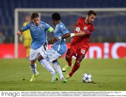 FUSSBALL CHAMPIONS LEAGUE SAISON 2015 2016 QUALIFIKATION Lazio Rom - Bayer 04 Leverkusen 18.08.2015 Lucas Biglia (li) und Mauricio (Mitte, beide Lazio Rom) gegen Hakan Calhanoglu (re, Bayer 04 Leverkusen) 