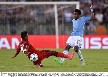 FUSSBALL CHAMPIONS LEAGUE SAISON 2015 2016 QUALIFIKATION Lazio Rom - Bayer 04 Leverkusen 18.08.2015 Wendell (li, Bayer 04 Leverkusen) gegen Ogenyi Onazi (re, Lazio Rom) 
