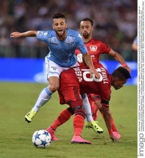 FUSSBALL CHAMPIONS LEAGUE SAISON 2015 2016 QUALIFIKATION Lazio Rom - Bayer 04 Leverkusen 18.08.2015 Felipe Anderson (li, Lazio Rom) gegen Wendell (re, Bayer 04 Leverkusen) 