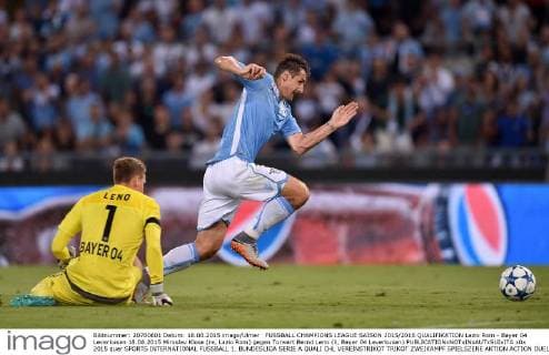 FUSSBALL CHAMPIONS LEAGUE SAISON 2015 2016 QUALIFIKATION Lazio Rom - Bayer 04 Leverkusen 18.08.2015 Miroslav Klose (re, Lazio Rom) gegen Torwart Bernd Leno (li, Bayer 04 Leverkusen) 