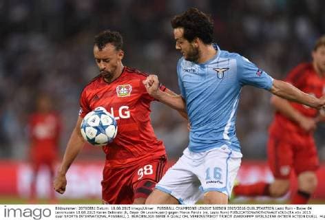 FUSSBALL CHAMPIONS LEAGUE SAISON 2015 2016 QUALIFIKATION Lazio Rom - Bayer 04 Leverkusen 18.08.2015 Karim Bellarabi (li, Bayer 04 Leverkusen) gegen Marco Parolo (re, Lazio Rom) 