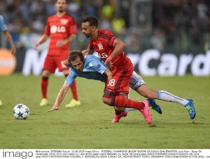 FUSSBALL CHAMPIONS LEAGUE SAISON 2015 2016 QUALIFIKATION Lazio Rom - Bayer 04 Leverkusen 18.08.2015 Lulic Senad (li, Lazio Rom) gegen Karim Bellarabi (re, Bayer 04 Leverkusen) 