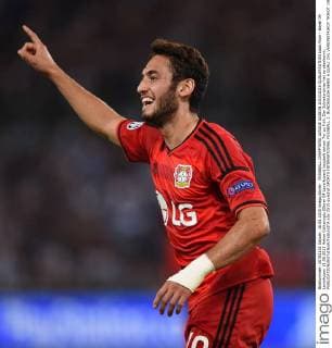 FUSSBALL CHAMPIONS LEAGUE SAISON 2015 2016 QUALIFIKATION Lazio Rom - Bayer 04 Leverkusen 18.08.2015 Hakan Calhanoglu (Bayer 04 Leverkusen) bejubelt seinen Tor zu früh. Der Schiedsrichter hat es aberkannt. 