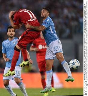 FUSSBALL CHAMPIONS LEAGUE SAISON 2015 2016 QUALIFIKATION Lazio Rom - Bayer 04 Leverkusen 18.08.2015 Stefan Kiessling (li, Bayer 04 Leverkusen) gegen Mauricio (re, Lazio Rom) 