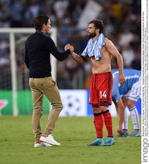 Fussball International Champions League Saison 2015 2016 Qualifikation 18.08.2015 Lazio Rom - Bayer 04 Leverkusen Enttaeuschung Bayer 04 Leverkusen: Trainer Roger Schmidt (li) klatscht Admir Mehmedi ab 