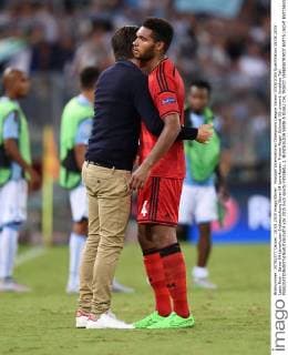 Fussball International Champions League Saison 2015 2016 Qualifikation 18.08.2015 Lazio Rom - Bayer 04 Leverkusen Enttaeuschung Bayer 04 Leverkusen: Trainer Roger Schmidt (li) umarmt Jonathan Tah 
