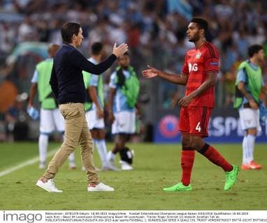 Fussball International Champions League Saison 2015 2016 Qualifikation 18.08.2015 Lazio Rom - Bayer 04 Leverkusen Enttaeuschung Bayer 04 Leverkusen: Trainer Roger Schmidt (li) klatscht Jonathan Tah ab 