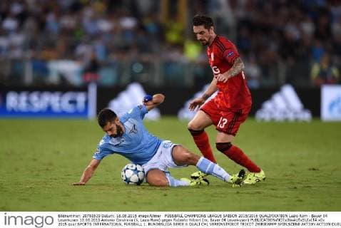 FUSSBALL CHAMPIONS LEAGUE SAISON 2015 2016 QUALIFIKATION Lazio Rom - Bayer 04 Leverkusen 18.08.2015 Antonio Candreva (li, Lazio Rom) gegen Roberto Hilbert (re, Bayer 04 Leverkusen) 