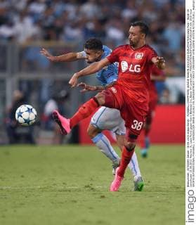 FUSSBALL CHAMPIONS LEAGUE SAISON 2015 2016 QUALIFIKATION Lazio Rom - Bayer 04 Leverkusen 18.08.2015 Mauricio (li, Lazio Rom) gegen Karim Bellarabi (re, Bayer 04 Leverkusen) 