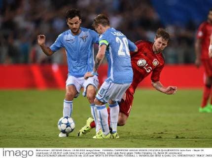 FUSSBALL CHAMPIONS LEAGUE SAISON 2015 2016 QUALIFIKATION Lazio Rom - Bayer 04 Leverkusen 18.08.2015 Lorik Cana (li) und Lucas Biglia (MItte, beide Lazio Rom) gegen Stefan Kiessling (re, Bayer 04 Leverkusen) 