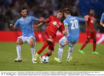 FUSSBALL CHAMPIONS LEAGUE SAISON 2015 2016 QUALIFIKATION Lazio Rom - Bayer 04 Leverkusen 18.08.2015 Lorik Cana (li) und Lucas Biglia (re, beide Lazio Rom) gegen Stefan Kiessling (Mitte, Bayer 04 Leverkusen) 