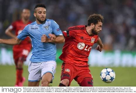 FUSSBALL CHAMPIONS LEAGUE SAISON 2015 2016 QUALIFIKATION Lazio Rom - Bayer 04 Leverkusen 18.08.2015 Felipe Anderson (li, Lazio Rom) gegen Admir Mehmedi (re, Bayer 04 Leverkusen) 