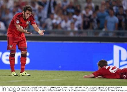 FUSSBALL CHAMPIONS LEAGUE SAISON 2015 2016 QUALIFIKATION Lazio Rom - Bayer 04 Leverkusen 18.08.2015 Hakan Calhanoglu (li) und Christoph Kramer (re, Bayer 04 Leverkusen) 