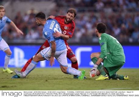 FUSSBALL CHAMPIONS LEAGUE SAISON 2015 2016 QUALIFIKATION Lazio Rom - Bayer 04 Leverkusen 18.08.2015 Admir Mehmedi (Mitte, Bayer 04 Leverkusen) gegen Mauricio (li) und Torwart Etrit Berisha (re, beide Lazio Rom) 